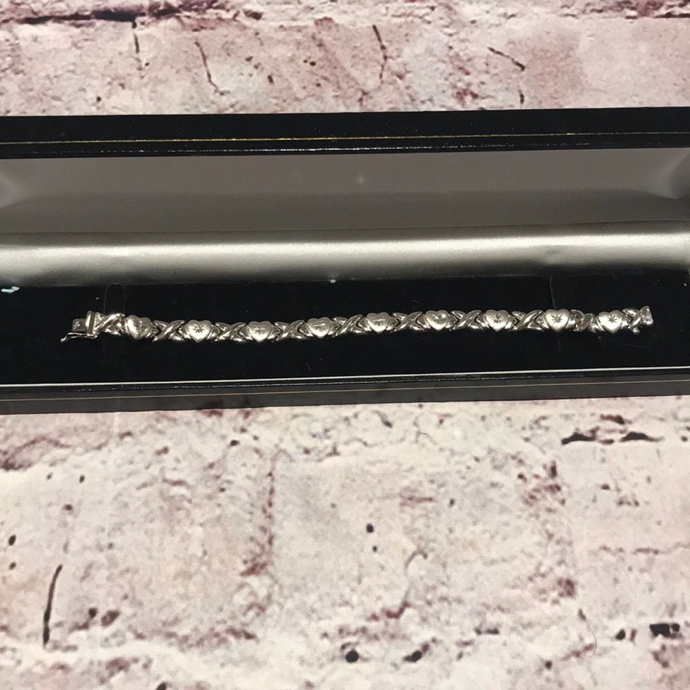 14-karat white gold hearts and kisses bracelet.